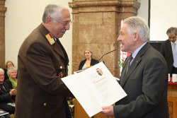 Landeshauptmann Dr. Josef Pühringer überreicht an verdiente Persönlichkeiten KONSULENTENTITELl und Kulturmedaillen des Landes Oberösterreich Johann Sallaberger
