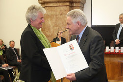Landeshauptmann Dr. Josef Pühringer überreicht an verdiente Persönlichkeiten KONSULENTENTITEL und Kulturmedaillen des Landes Oberösterreich SR Gerda Metzbauer