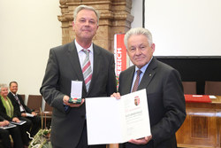 Landeshauptmann Dr. Josef Pühringer überreicht an verdiente Persönlichkeiten Konsulententitel und KULTURMEDAILLEN des Landes Oberösterreich Paul Weixelbaumer