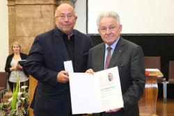 Landeshauptmann Dr. Josef Pühringer überreicht an verdiente Persönlichkeiten Konsulententitel und KULTURMEDAILLEN des Landes Oberösterreich Direktor A. D. Wolfgang Winkler