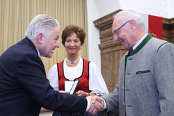 Landeshauptmann Dr. Josef Pühringer überreicht an verdiente Persönlichkeiten Konsulententitel und KULTURMEDAILLEN des Landes Oberösterreich; ELFRIEDE UND ROBERT KOCH