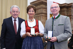 Landeshauptmann Dr. Josef Pühringer überreicht an verdiente Persönlichkeiten Konsulententitel und KULTURMEDAILLEN des Landes Oberösterreich; ELFRIEDE UND ROBERT KOCH