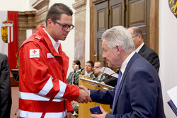 Verleihung der OÖ Rettungs-Dienstmedaille an verdiente Mitarbeiter des Österr.Roten Kreuzes,Landesverband OÖ durch Landeshauptmann Dr.Josef Pühringer
OÖ Rettungs-Dienstmedaille in Bronze
Hauptsanitätsmeister
Ing. Harald RÖCK