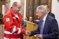 Verleihung der OÖ Rettungs-Dienstmedaille an verdiente Mitarbeiter des Österr.Roten Kreuzes,Landesverband OÖ durch Landeshauptmann Dr.Josef Pühringer
OÖ Rettungs-Dienstmedaille in Bronze
Sanitätsmeister
Robert ROGNER