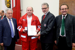 Verleihung der OÖ Rettungs-Dienstmedaille an verdiente Mitarbeiter des Österr.Roten Kreuzes,Landesverband OÖ durch Landeshauptmann Dr.Josef Pühringer
OÖ Rettungs-Dienstmedaille in Bronze
Sanitätsmeister
Robert ROGNER