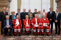 Verleihung der OÖ Rettungs-Dienstmedaille an verdiente Mitarbeiter des Österr.Roten Kreuzes,Landesverband OÖ durch Landeshauptmann Dr.Josef Pühringer