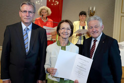 Landeshauptmann Dr.Josef Pühringer überreicht anläßlich des 50jährigen Maturajubiläums Ehrenbriefe