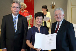 Landeshauptmann Dr.Josef Pühringer überreicht anläßlich des 50jährigen Maturajubiläums Ehrenbriefe