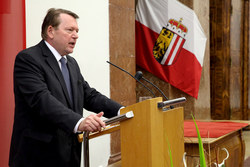 Landeshauptmann Dr.Josef Pühringer überreicht an verdiente Persönlichkeiten Berufstitel und Bundesauszeichnungen