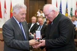 Überreichung von Ehrenzeichen des Landes Oberösterreich an verdiente Persönlichkeiten durch Landeshauptmann Dr.Josef Pühringer
SILBERNES VERDIENSTZEICHEN DES LANDES OBERÖSTERREICH
Wilhelm ENGLSTORFER
langjähriger Leiter des Chores pro cantare sowie
ehrenamtlicher Mitarbeiter des Vereins Hope for Future