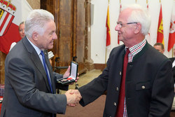 Überreichung von Ehrenzeichen des Landes Oberösterreich an verdiente Persönlichkeiten durch Landeshauptmann Dr.Josef Pühringer
SILBERNES VERDIENSTZEICHEN DES LANDES OBERÖSTERREICH
Oberschulrat 
Günter STEINKOGLER
ehem. Direktor der Hauptschule Taiskirchen sowie Ersteller der Häuserchronik
und ehem. Vizebürgermeister der Gemeinde Taiskirchen