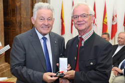 Überreichung von Ehrenzeichen des Landes Oberösterreich an verdiente Persönlichkeiten durch Landeshauptmann Dr.Josef Pühringer
SILBERNES VERDIENSTZEICHEN DES LANDES OBERÖSTERREICH
Oberschulrat 
Günter STEINKOGLER
ehem. Direktor der Hauptschule Taiskirchen sowie Ersteller der Häuserchronik
und ehem. Vizebürgermeister der Gemeinde Taiskirchen