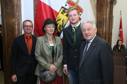 Landeshauptmann Dr.Josef Pühringer empfängt ausgezeichnete Lehrlinge im Landhaus
