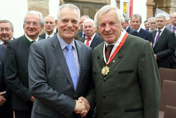 Verleihung des Großen Goldenen Ehrenzeichen des Landes Oberösterreich an LH-Stv. a. D. Franz Hiesl durch Landeshauptmann Dr.Josef Pühringer