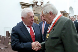 Verleihung des Großen Goldenen Ehrenzeichen des Landes Oberösterreich an LH-Stv. a. D. Franz Hiesl durch Landeshauptmann Dr.Josef Pühringer