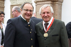 Verleihung des Großen Goldenen Ehrenzeichen des Landes Oberösterreich an LH-Stv. a. D. Franz Hiesl durch Landeshauptmann Dr.Josef Pühringer