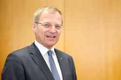 Landeshauptmann Stellvertreter Mag. Thomas Stelzer zeichnet Oberösterreichs Innovative Schulen aus.