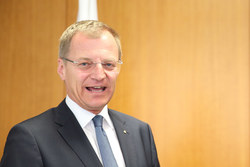 Landeshauptmann Stellvertreter Mag. Thomas Stelzer zeichnet Oberösterreichs Innovative Schulen aus.