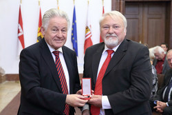 GOLDENE MEDAILLE FÜR VERDIENSTE
UM DIE REPUBLIK ÖSTERREICH
Gemeindevorstand a.D.
Dr. Oskar STEINMAIR
ehem. Gemeindevorstand der Gemeinde Ungenach