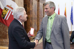 GOLDENE MEDAILLE FÜR VERDIENSTE
UM DIE REPUBLIK ÖSTERREICH
Gemeinderat a.D. 
Martin KREUZMAYR
ehem. Gemeinderat der Stadtgemeinde Grieskirchen