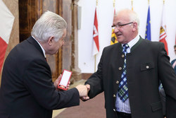 GOLDENE MEDAILLE FÜR VERDIENSTE
UM DIE REPUBLIK ÖSTERREICH
Gemeinderat a.D.
Karl MAYR
ehem. Gemeinderat der Gemeinde Diersbach