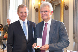 Landeshauptmann Stellvertreter Mag. Thomas Stelzer verleiht an verdiente Persönlichkeiten Auszeichnungen des Landes Oberösterreich.

GOLDENES VERDIENSTZEICHEN DES LANDES OBERÖSTERREICH :

Christoph PANUSCHKA
Geschäftsführer der Firmen Haribo Lakritzen Hans Riegel BetriebsgesmbH, 
Haribo Lakritzen Hans Riegel Immobilien und VermögensverwaltungsgesmbH in Linz 
und der Panuli Bonbons HandelsgesmbH in Linz