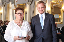 Landeshauptmann Stellvertreter Mag. Thomas Stelzer verleiht an verdiente Persönlichkeiten Auszeichnungen des Landes Oberösterreich.

SILBERNES VERDIENSTZEICHEN DES LANDES OBERÖSTERREICH :

Margarethe AICHINGER
Gründerin und ehem. Geschäftsführerin des Kinderschutzzentrums Braunau  bzw. Kinderschutzzentrum Innviertel