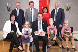 Landeshauptmann Stellvertreter Mag. Thomas Stelzer verleiht an verdiente Persönlichkeiten Auszeichnungen des Landes Oberösterreich.