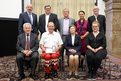 Überreichung der OÖ Rettungs-Dienstmedaille an Mitarbeiter des Österreichischen Roten Kreuzes Landesverband OÖ durch Landeshauptmann Dr.Josef Pühringer