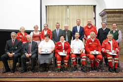 Überreichung der OÖ Rettungs-Dienstmedaille an Mitarbeiter des Österreichischen Roten Kreuzes Landesverband OÖ durch Landeshauptmann Dr.Josef Pühringer