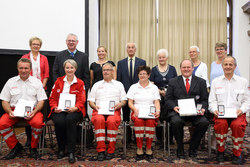 Überreichung der OÖ Rettungs-Dienstmedaille an Mitarbeiter des Österreichischen Roten Kreuzes Landesverband OÖ durch Landeshauptmann Dr.Josef Pühringer