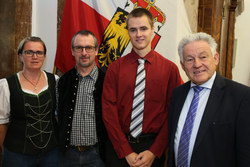 Landeshauptmann Dr. Josef Pühringer empfängt Ausgezeichnete Lehrlinge.