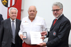 Überreichung der OÖ Rettungs-Dienstmedaille an Mitarbeiter des Österreichischen Roten Kreuzes Landesverband OÖ durch Landeshauptmann Dr.Josef Pühringer