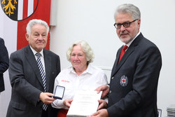 Überreichung der OÖ Rettungs-Dienstmedaille an Mitarbeiter des Österreichischen Roten Kreuzes Landesverband OÖ durch Landeshauptmann Dr.Josef Pühringer