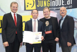 Landeshauptmann Stellvertreter Mag. Thomas Stelzer verleiht die Auszeichnung Junge Gemeinde