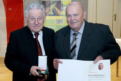 Verleihung von Kulturauszeichnungen durch Landeshauptmann Dr.Josef Pühringer an verdiente Persönlichkeiten
KULTURMEDAILLE DES LANDES 
JOHANN BELL