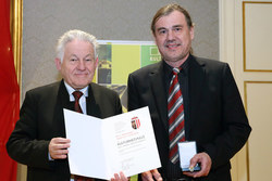 Verleihung von Kulturauszeichnungen durch Landeshauptmann Dr.Josef Pühringer an verdiente Persönlichkeiten
KULTURMEDAILLE DES LANDES 
MUSIKSCHULDIREKTOR MANFRED LOIMAYR