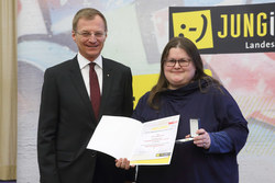 Verleihung des Ehrenzeichen Verdienste um die Oberösterreichische Jugend durch LH Stv. Mag Thomas Stelzer an PETRA LINDINGER