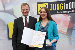 Verleihung des Ehrenzeichen Verdienste um die Oberösterreichische Jugend durch LH Stv. Mag Thomas Stelzer an VERENA ANGELA KAISER