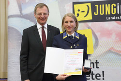 Verleihung des Ehrenzeichen Verdienste um die Oberösterreichische Jugend durch LH Stv. Mag Thomas Stelzer an CHRISTINA NINI, BSc BEd MBA