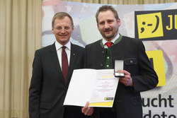Verleihung des Ehrenzeichen Verdienste um die Oberösterreichische Jugend durch LH Stv. Mag Thomas Stelzer an THOMAS REISINGER