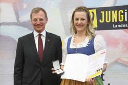 Verleihung des Ehrenzeichen Verdienste um die Oberösterreichische Jugend durch LH Stv. Mag Thomas Stelzer an MARIA STIGLHUBER