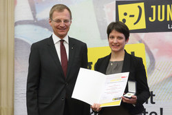Verleihung des Ehrenzeichen Verdienste um die Oberösterreichische Jugend durch LH Stv. Mag Thomas Stelzer an MAGDALENA SÖLLNER, BA