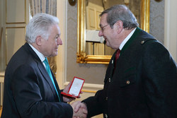 Überreichung von Bundesauszeichnungen durch LH Dr. Josef Pühringer
SILBERNES VERDEINSTZEICHEN
DER REPUBLIK ÖSTERREICH
Stadtrat a.D.
Günther KROUPA
ehem. Stadtrat der Stadtgemeinde Vöcklabruck