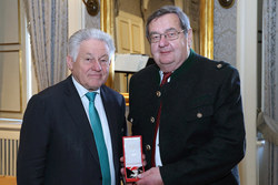 Überreichung von Bundesauszeichnungen durch LH Dr. Josef Pühringer
SILBERNES VERDEINSTZEICHEN
DER REPUBLIK ÖSTERREICH
Stadtrat a.D.
Günther KROUPA
ehem. Stadtrat der Stadtgemeinde Vöcklabruck