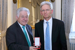 Überreichung von Bundesauszeichnungen durch LH Dr. Josef Pühringer
SILBERNES VERDEINSTZEICHEN
DER REPUBLIK ÖSTERREICH
Vizebürgermeister a.D.   
Mag. Harald SLABY
ehem. Vizebürgermeister der Marktgemeinde Andorf