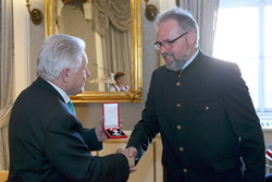 Überreichung von Bundesauszeichnungen durch LH Dr. Josef Pühringer
SILBERNES VERDEINSTZEICHEN
DER REPUBLIK ÖSTERREICH
Vizebürgermeister a.D.
Peter TEUFEL
ehem. Vizebürgermeister der Gemeinde Windhaag bei Perg