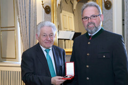 Überreichung von Bundesauszeichnungen durch LH Dr. Josef Pühringer
SILBERNES VERDEINSTZEICHEN
DER REPUBLIK ÖSTERREICH
Vizebürgermeister a.D.
Peter TEUFEL
ehem. Vizebürgermeister der Gemeinde Windhaag bei Perg