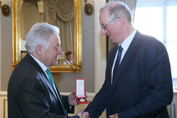 Überreichung von Bundesauszeichnungen durch LH Dr. Josef Pühringer
GOLDENE MEDAILLE FÜR DIE VERDIENST 
UM DIE REPUBLIK ÖSTERREICH
Gemeinderat a.D.
Rupert WIESINGER
ehem. Gemeinderat der Gemeinde Hirschbach im Mühlkreis