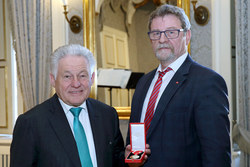 Überreichung von Bundesauszeichnungen durch LH Dr. Josef Pühringer
GOLDENE MEDAILLE FÜR DIE VERDIENST 
UM DIE REPUBLIK ÖSTERREICH
Gemeindevorstand a.D.
Friedrich WIESINGER
ehem. Gemeindevorstand der Gemeinde Hirschbach im Mühlkreis